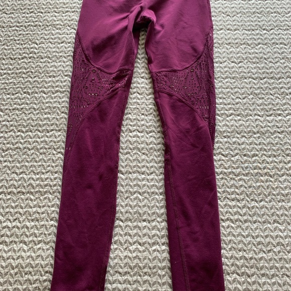 Alo Yoga cutout leggings in raspberry - Picture 2 of 3